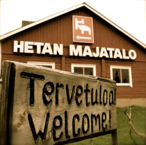 a sign on the side of a building at Hotel Hetan Majatalo in Enontekiö