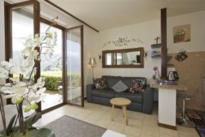 een woonkamer met een bank en een tafel bij Appartamenti Vista da Sogno in Pino Lago Maggiore