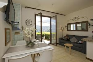een woonkamer met een bank en een tafel bij Appartamenti Vista da Sogno in Pino Lago Maggiore