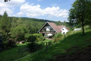 una casa en medio de un campo verde en Agroturistika Malá Morávka en Malá Morávka