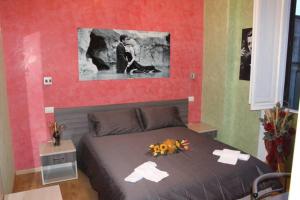 Un dormitorio con una cama con flores. en B&B Central Palace King Of Rome, en Roma