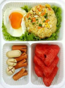 een plastic lunchdoos met rijst, eieren en groenten bij Bed@Town Hostel in Bangkok