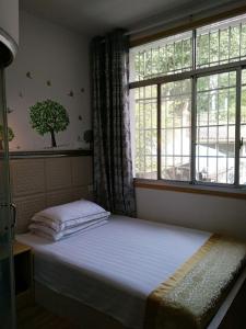 Rúm í herbergi á 166 Inn
