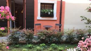 2 Stühle und ein Tisch vor einem Haus in der Unterkunft L'Angolino Nascosto in Verona