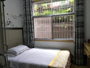 Rúm í herbergi á 166 Inn
