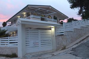 una casa con una puerta de garaje blanca delante de ella en Villa Amateia, en Siracusa