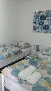 Postel nebo postele na pokoji v ubytování Apartmani Vila Dadić