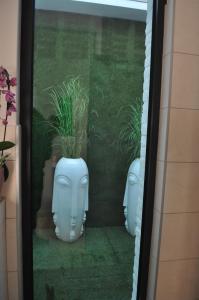 - deux toilettes avec des plantes dans une pièce dans l'établissement Au Cœur du Jardin, à Lille