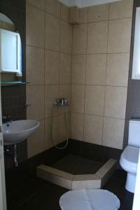 Hotel Minoa tesisinde bir banyo