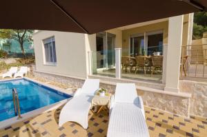 בריכת השחייה שנמצאת ב-Luxury Villa Star Lights Trogir - heated pool, hot tub, gym, billiard או באזור