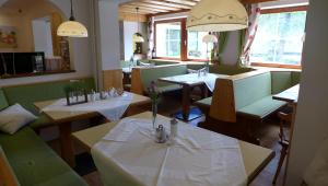 ein Restaurant mit Tischen und Stühlen in einem Zimmer in der Unterkunft Gasthof Schallerwirt in Krakauebene
