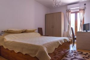 Postel nebo postele na pokoji v ubytování Hotel Foisor