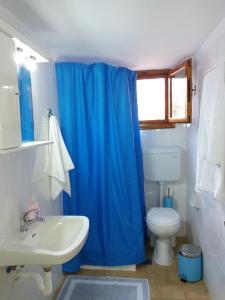 Ванна кімната в Platanos Apartment