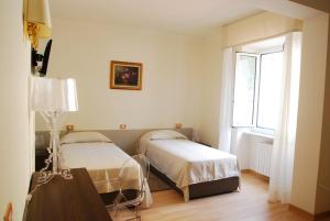 Un pat sau paturi într-o cameră la Hotel Villa Sophia