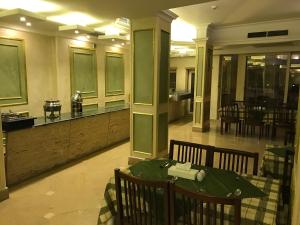 開羅的住宿－皇家元帥酒店，一间在房间内配有桌椅的餐厅