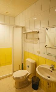 La salle de bains est pourvue de toilettes et d'un lavabo. dans l'établissement Cats in summer, à Hengchun Old Town