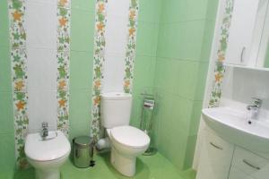 ゲレンジークにあるквартираの緑豊かなバスルーム(トイレ、シンク付)