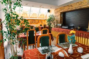 een restaurant met tafels en stoelen in een kamer bij Motel Arkadia in Koszalin