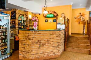 een bar met een bakstenen muur in een restaurant bij Motel Arkadia in Koszalin +31 foto's