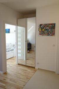 カトヴィツェにある1 Bedroom Francuska Park Apartmentのベッドルームへ通じる開放ドア付きの部屋