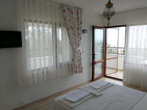 Een bed of bedden in een kamer bij Kaymak Tepesi Tatil Evi