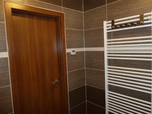 bagno con doccia e porta in legno di Apartman na Kvilde - Sumava a Kvilda