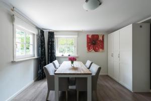 Parc House Zandvoort في زاندفورت: غرفة طعام مع طاولة وكراسي