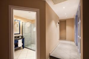 Koupelna v ubytování Therasia Resort Sea and SPA - The Leading Hotels of the World