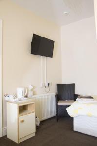 A television and/or entertainment center at Pretoria Guest House 