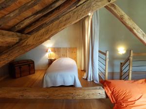 una camera da letto con letto in mansarda di Gite la Fargue de Cabre a Vicdessos