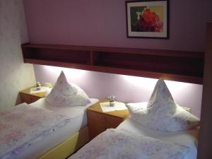 Een bed of bedden in een kamer bij Hotel Garni Schilli