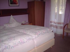 Een bed of bedden in een kamer bij Hotel Garni Schilli