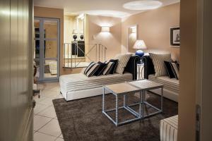 Posezení v ubytování Therasia Resort Sea and SPA - The Leading Hotels of the World