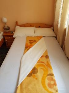 オブゾルにあるGuest Rooms Denitsaのベッドルーム1室(毛布付きのベッド1台付)