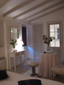 a living room with a table with flowers on it at Chambres d'Hôtes La Maline in Trizay