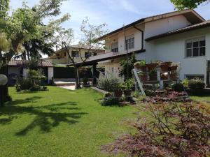 a garden in front of a house at La Casetta delle Rose in San Donato