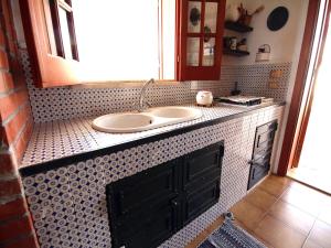 フォンターネ・ビアンケにあるVilla Francescaのバスルーム(シンク、黒いドア付)