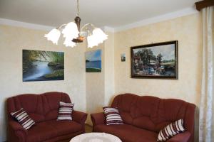 - un salon avec deux canapés en cuir et des peintures dans l'établissement Duska, à Umag