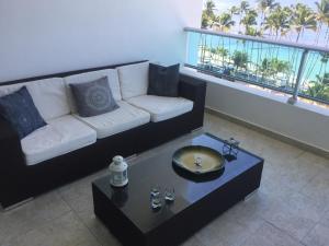 sala de estar con sofá y mesa en Marbella Juan Dolio, en Juan Dolio