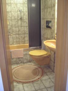Een badkamer bij Hotel Garni Schilli