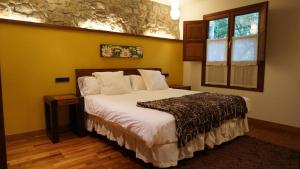 a bedroom with a large white bed in a room at Apartamentos Lagos de Saliencia in Saliencia