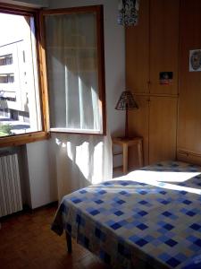 een slaapkamer met een bed voor een raam bij Non Solo Breakfast in Imola