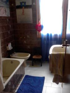 een badkamer met een bad, een toilet en een wastafel bij Non Solo Breakfast in Imola