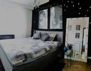 ブカレストにあるCasa Mia - Modern Luxury Apartamentの黒い壁のベッドルーム1室(大型ベッド1台付)