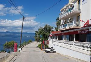 een scooter geparkeerd op een straat naast een gebouw bij Hotel Argentum in Vrbnik