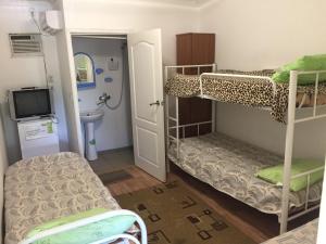 ゴルビツカヤにあるГостевой дом "Светлана"の二段ベッド2台とバスルームが備わる客室です。