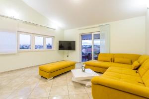 TV a/nebo společenská místnost v ubytování Apartmani Lukić