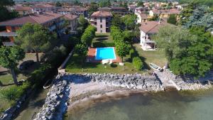 vista aerea su una tenuta con piscina di Lugana 17 a Sirmione