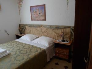 トッレ・ヴァードにあるAlloggio in Spiaggiaの小さなベッドルーム(ベッド1台、ナイトスタンド2台付)