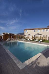 une grande piscine en face d'un bâtiment dans l'établissement Il Tremarino, à Camaiore